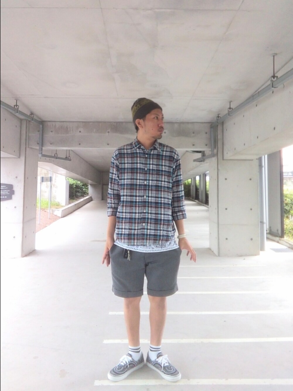 ブルー系のシャツ/ブラウス、ホワイト系のトップス、グレー系のその他パンツを着用したメンズの秋コーディネートの2枚目の写真