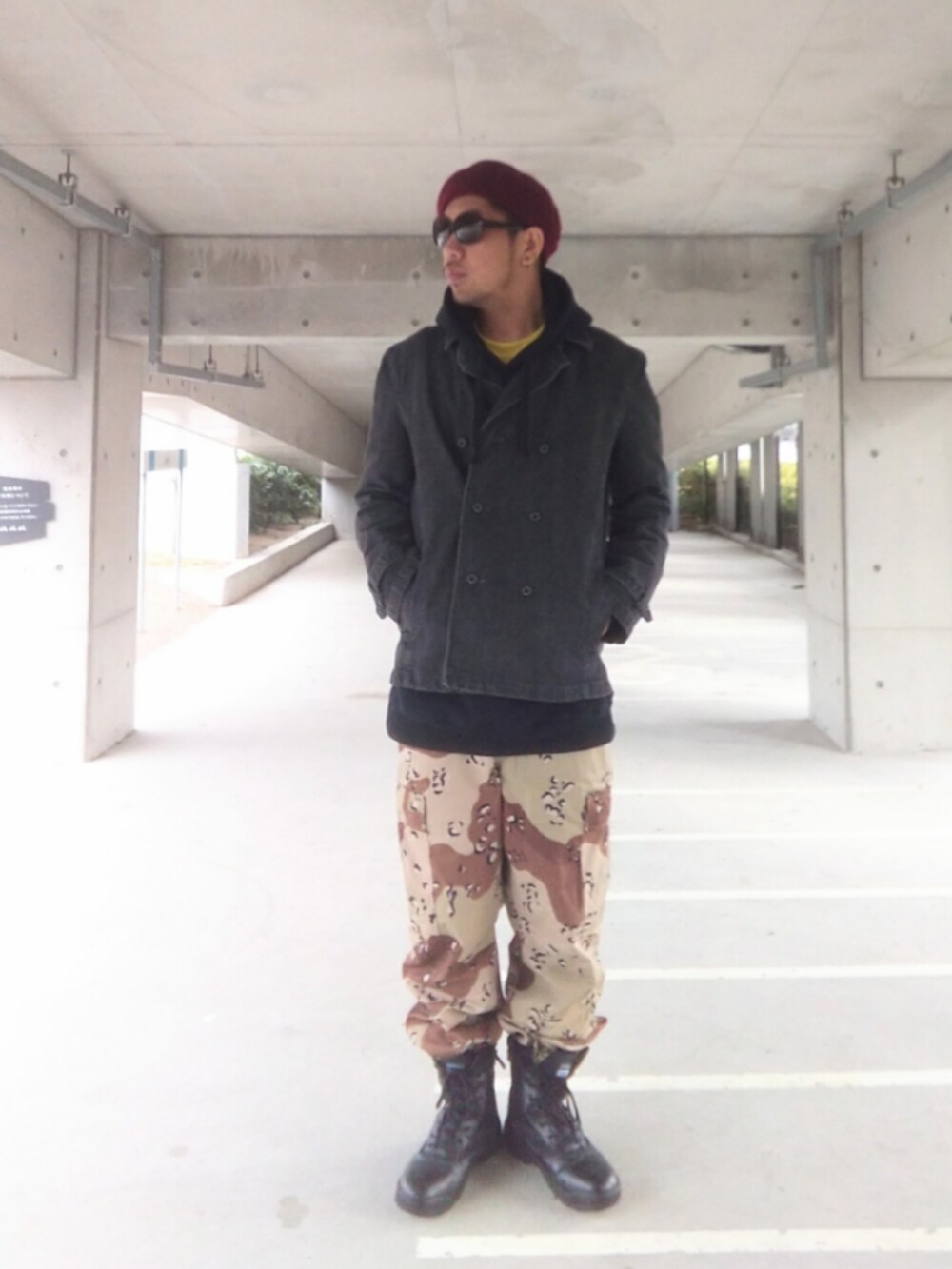 ブラック系のピーコート、ブラック系のパーカー、イエロー系のTシャツ/カットソーを着用したメンズの冬コーディネートの3枚目の写真