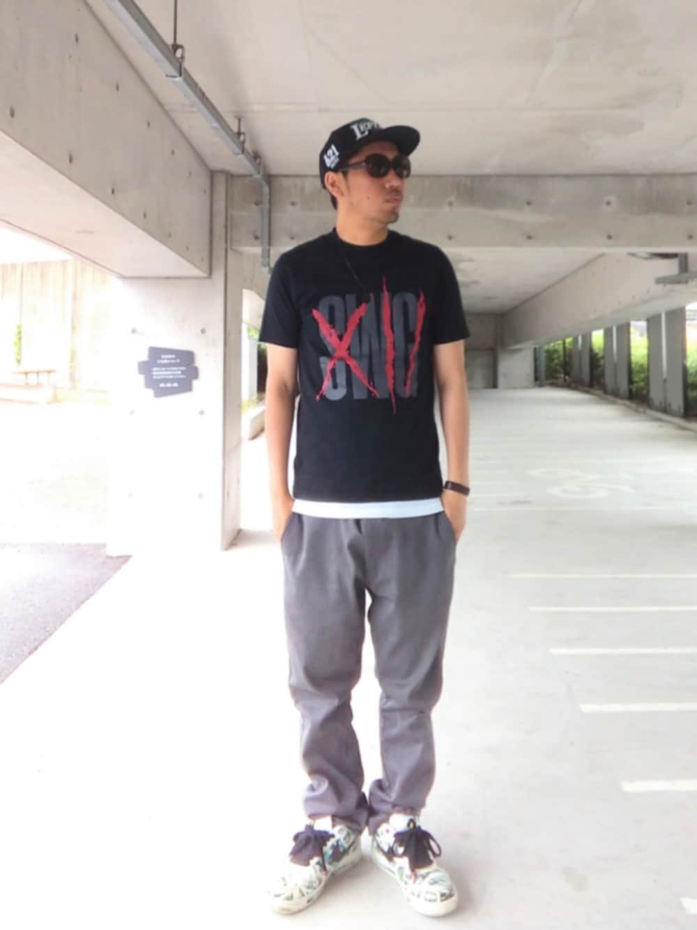 ホワイト系のシャツ/ブラウス、ブラック系のTシャツ/カットソー、ホワイト系のタンクトップを着用したメンズの夏コーディネートの2枚目の写真