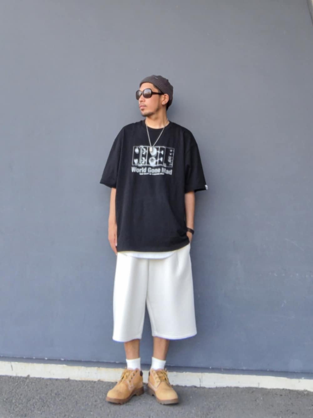 ブラック系のTシャツ/カットソー、ホワイト系のタンクトップ、ホワイト系のその他パンツを着用したメンズの夏コーディネートの2枚目の写真