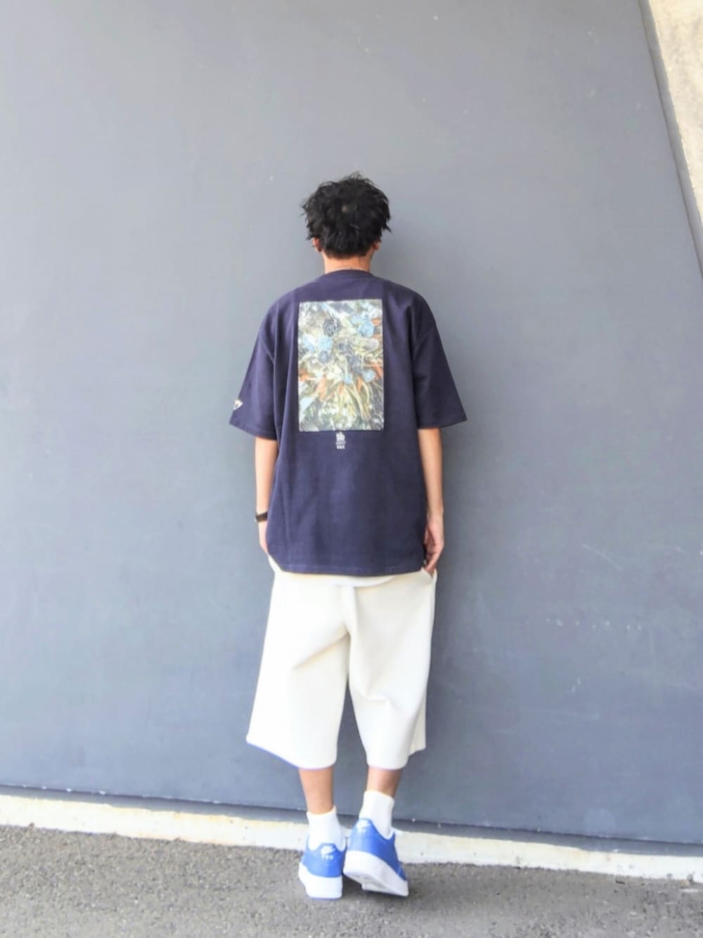 ブルー系のTシャツ/カットソー、ホワイト系のタンクトップ、ホワイト系のその他パンツを着用したメンズの夏コーディネートの2枚目の写真