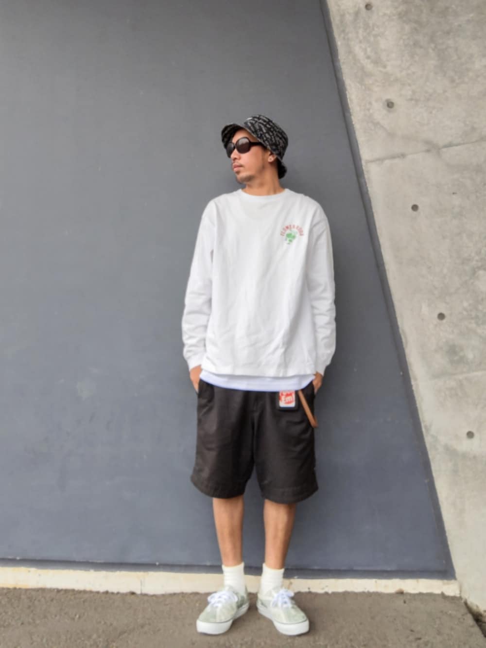 ホワイト系のTシャツ/カットソー、ホワイト系のタンクトップ、ブラック系のその他パンツを着用したメンズの春コーディネートの2枚目の写真