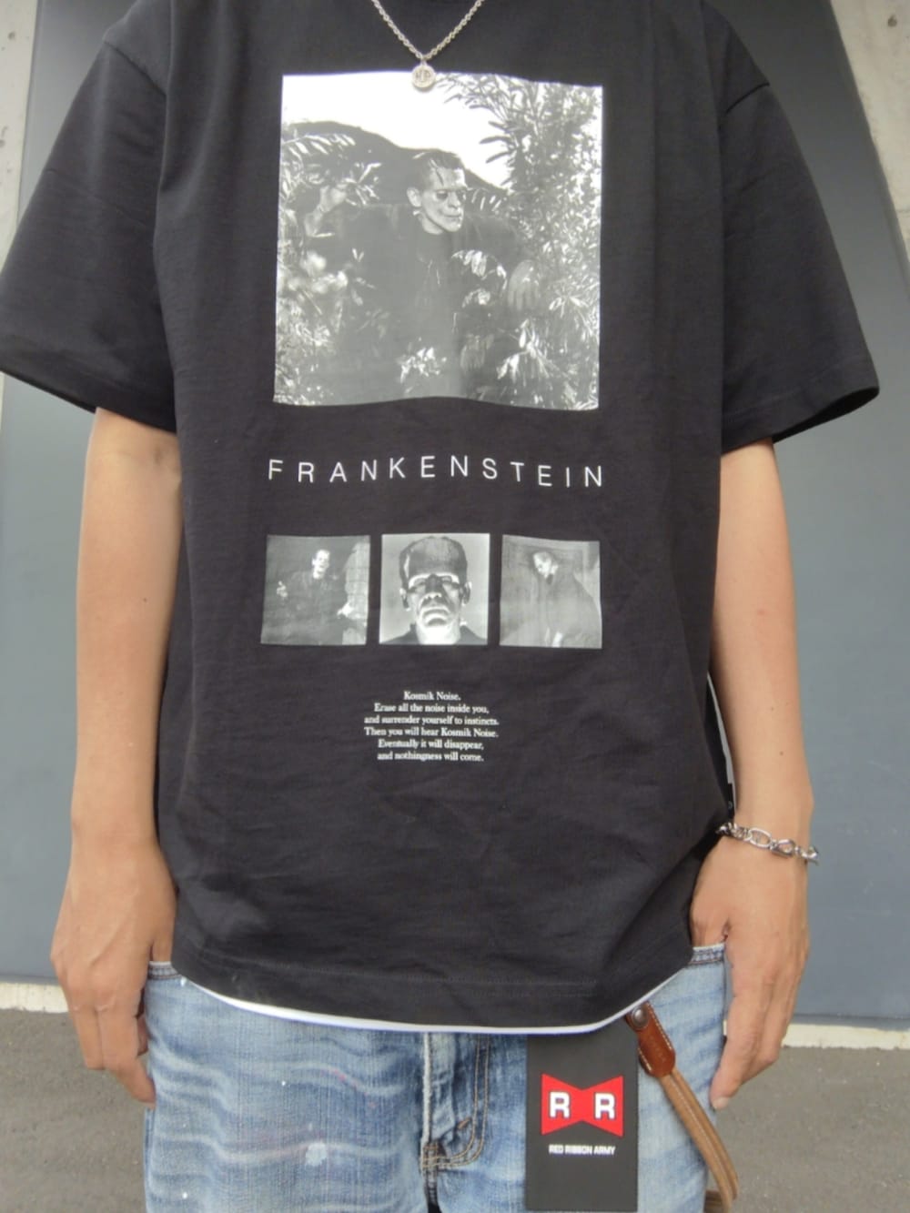ブラック系のTシャツ/カットソー、ホワイト系のタンクトップ、ブルー系のデニムパンツを着用したメンズの夏コーディネートの2枚目の写真