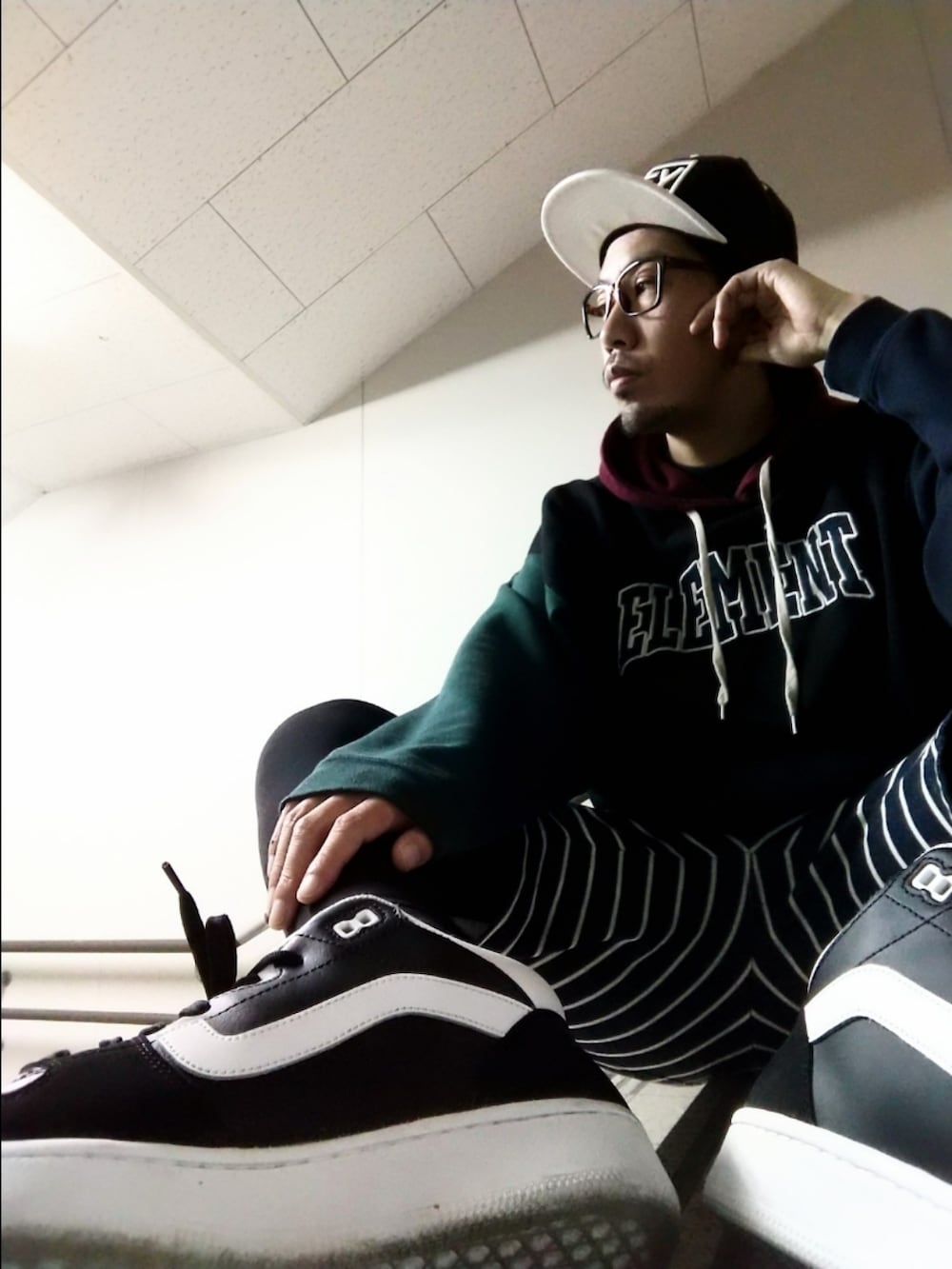 その他のパーカー、その他のその他パンツ、ブラック系のスニーカーを着用したメンズの秋コーディネートの3枚目の写真