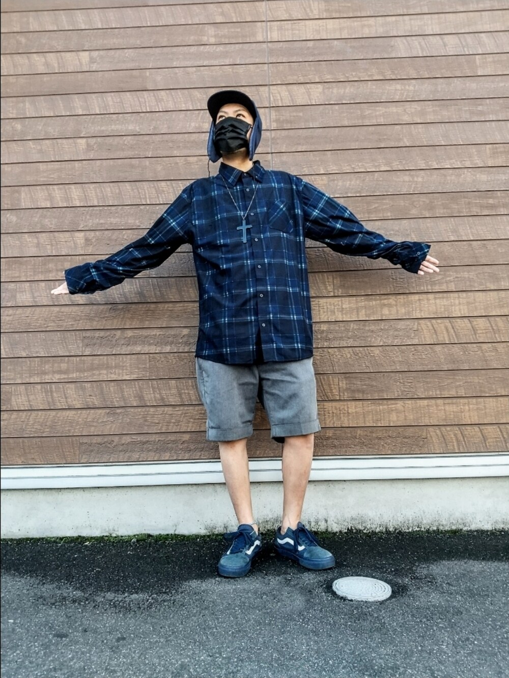 ブルー系のシャツ/ブラウス、ブルー系のスニーカー、グレー系のその他パンツを着用したメンズの秋コーディネートの4枚目の写真