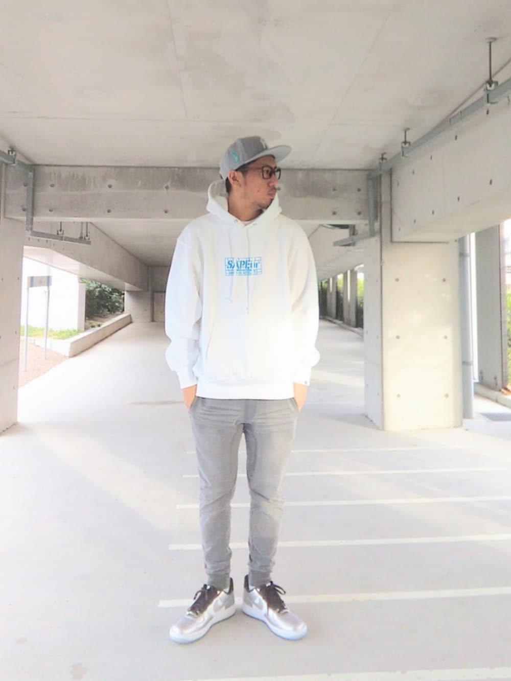 ホワイト系のパーカー、グレー系のその他パンツ、シルバー系のスニーカーを着用したメンズの冬コーディネートの3枚目の写真