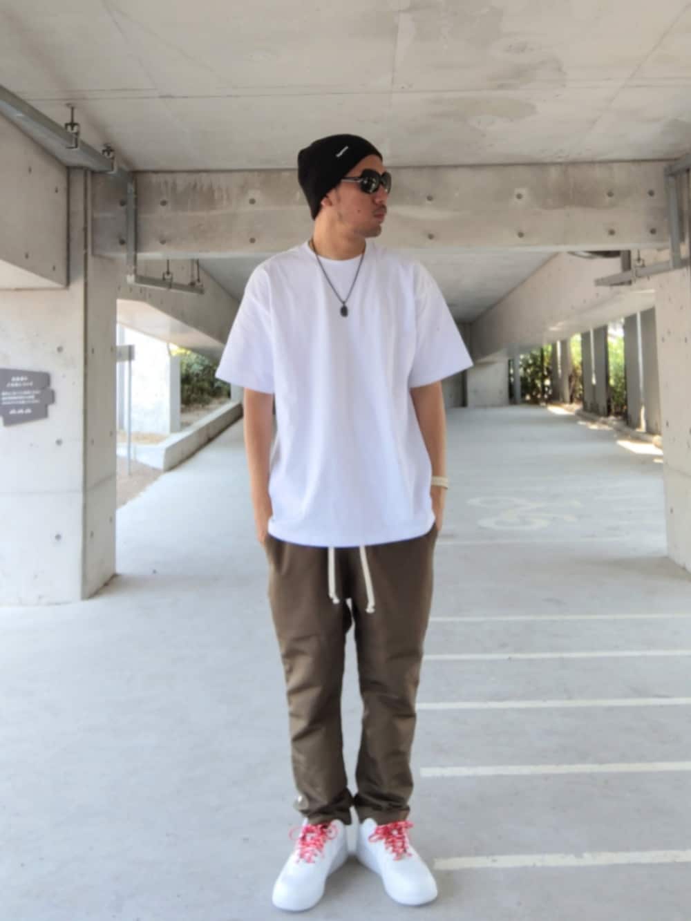 ホワイト系のTシャツ/カットソー、グリーン系のその他パンツ、ホワイト系のスニーカーを着用したメンズの夏コーディネートの2枚目の写真