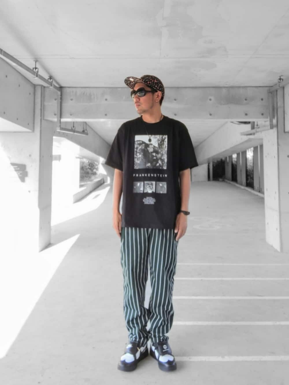グリーン系のその他パンツ、ブラック系のスニーカー、ブラック系のTシャツ/カットソーを着用したメンズの夏コーディネートの2枚目の写真