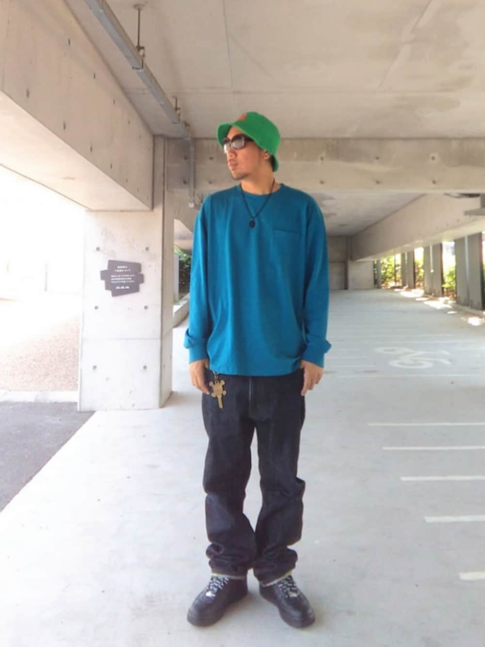 「ストリート、GVAIAL GARAGE、バケットハット、GU、ロンT、XLARGE、stussy、キーチェーン、デニム、NIKE、supreme、エアフォースワン、サングラス、ロールアップ」|「GVAIAL GARAGEのアイテム(ハット、グリーン系)」を使った、hasshi(ハッシー)さん(メンズ・172cm)の春コーディネートの2枚目の写真