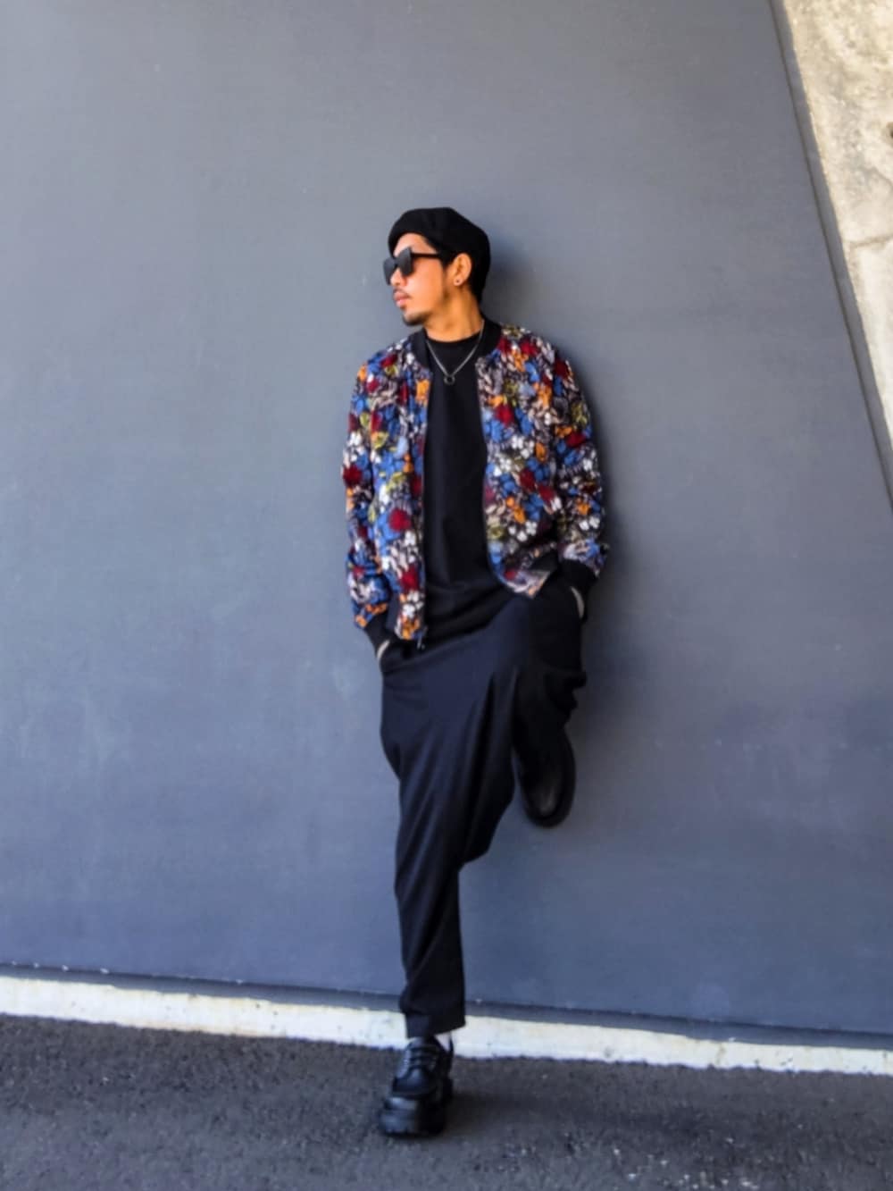 その他のMA-1、ブラック系のTシャツ/カットソー、ブラック系のTシャツ/カットソーを着用したメンズの冬コーディネートの2枚目の写真