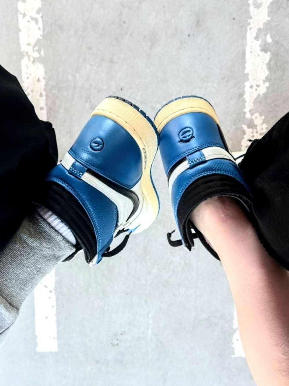 ブルー系のパーカー、その他のスウェットパンツ、ホワイト系のスニーカーを着用したメンズの秋コーディネートの4枚目の写真