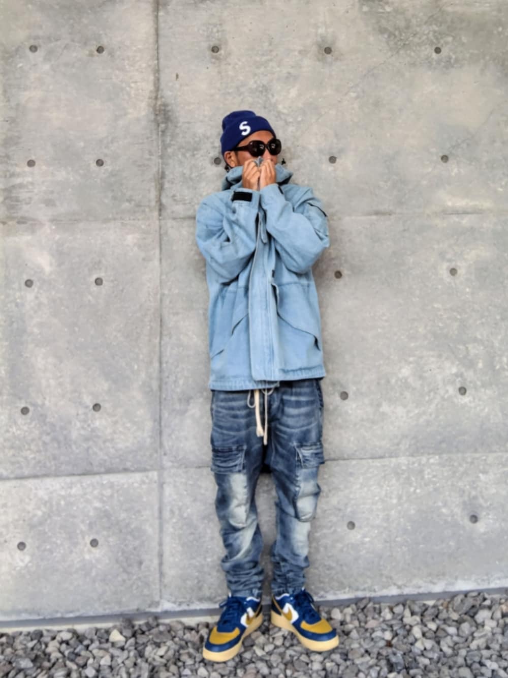 ブルー系のその他アウター、ブラック系のTシャツ/カットソー、ブルー系のデニムパンツを着用したメンズの冬コーディネートの2枚目の写真