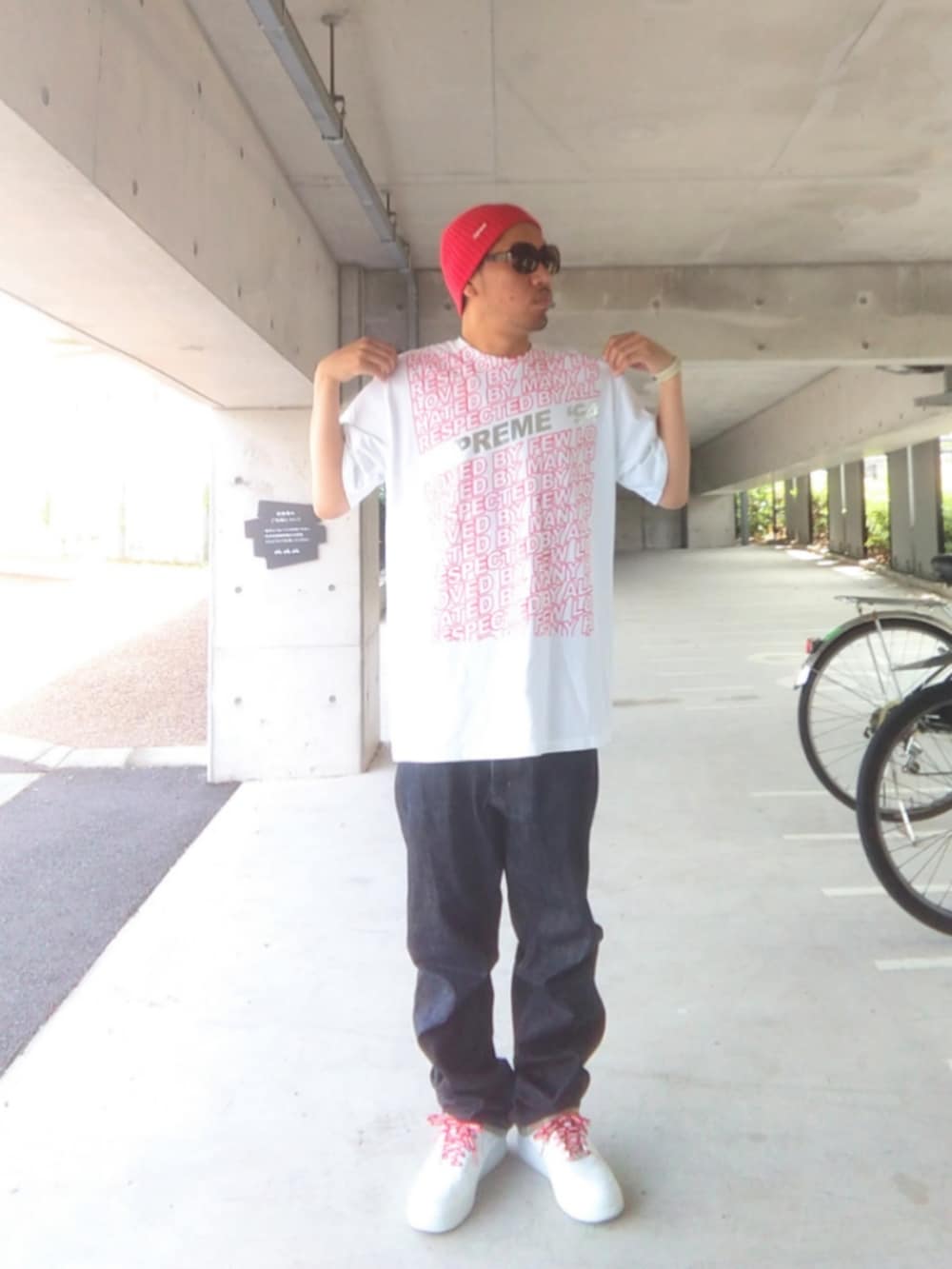 「supreme、ストリート、NIKE、エアフォースワン、XLARGE、GARNI、ブレスレット、白Tシャツ、ビーニー、サングラス、スニーカー、赤、デニム、シンプル、y2k」｜「Supreme のアイテム（ニットキャップ/ビーニー、レッド系）」を使った、hasshi(ハッシー)さん（骨格ナチュラル・メンズ・172cm）の夏コーディネートの2枚目の写真
