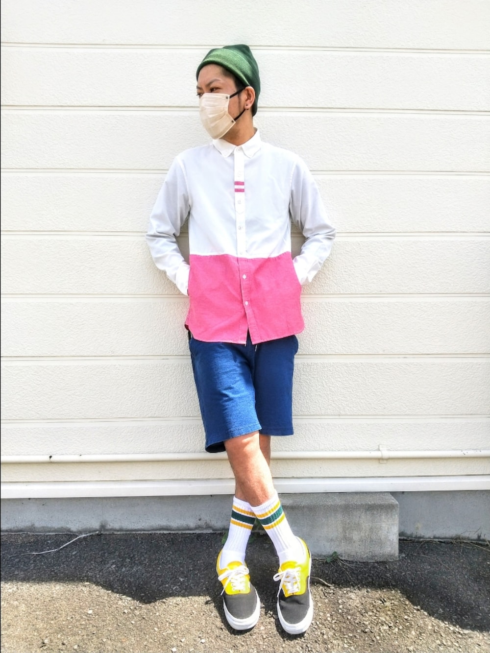 ピンク系のシャツ/ブラウス、ブルー系のその他パンツ、ブラック系のスニーカーを着用したメンズの夏コーディネートの2枚目の写真