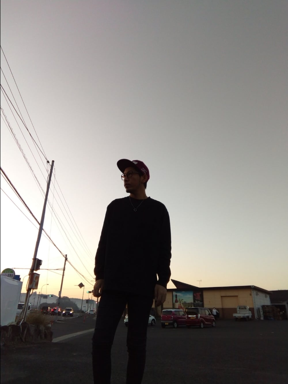 「THRASHER、ブラックコーデ、リドム、メガネ男子、スタンスミス、細身、シンプル、オトナカジュアル、スッキリ」｜「THRASHERのMAG LOGO SNAP BACK CAP/スラッシャー ロゴ キャップ 帽子（キャップ、レッド系）」を使った、hasshi(ハッシー)さん（メンズ・172cm）の秋コーディネートの3枚目の写真