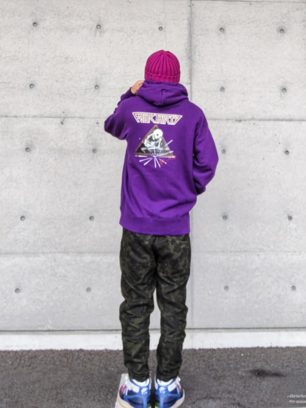 パープル系のパーカー、その他のパンツ、ブルー系のスニーカーを着用したメンズの秋コーディネートの3枚目の写真