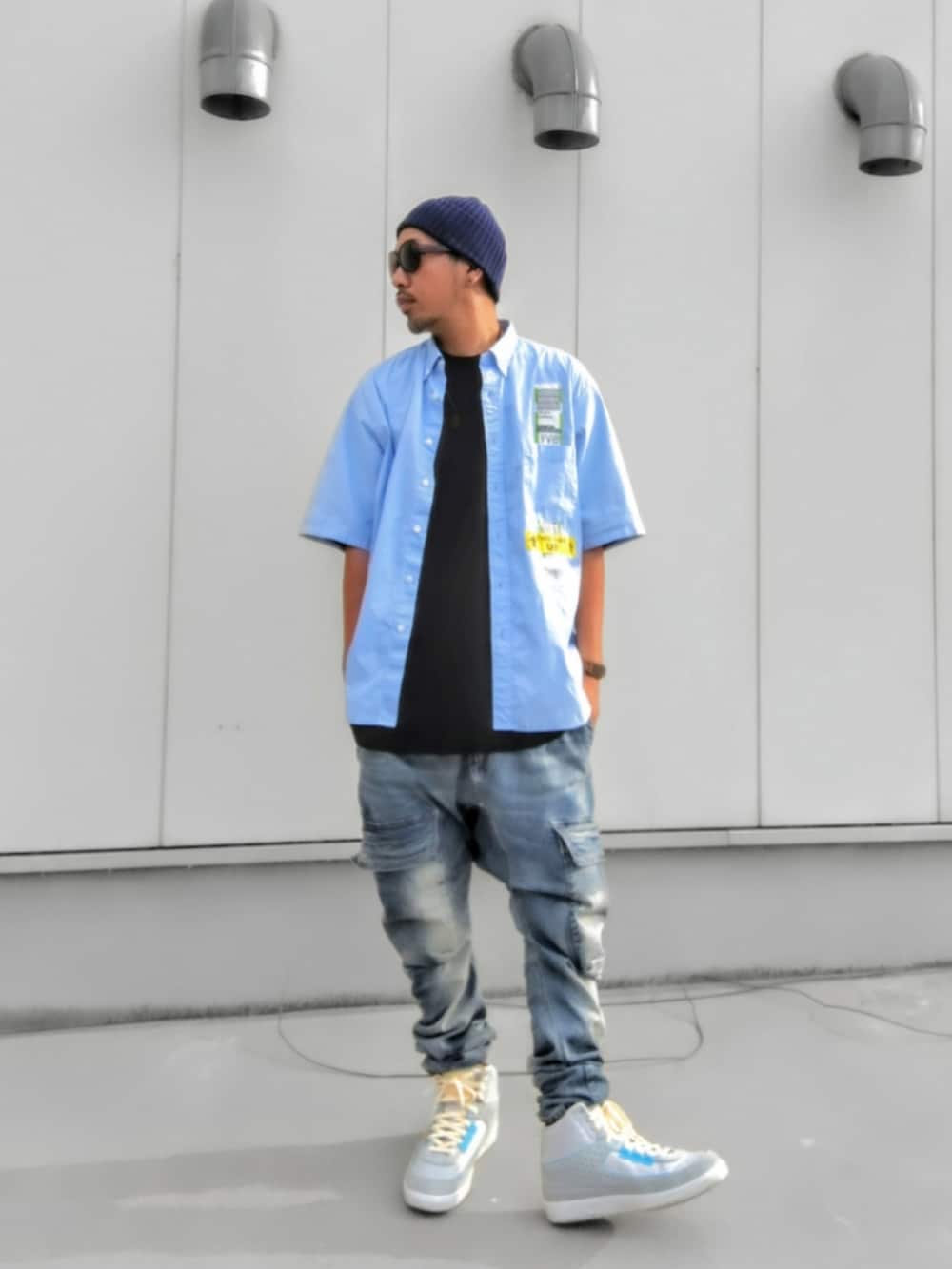 ブルー系のシャツ/ブラウス、ブラック系のTシャツ/カットソー、ブルー系のデニムパンツを着用したメンズの秋コーディネートの2枚目の写真