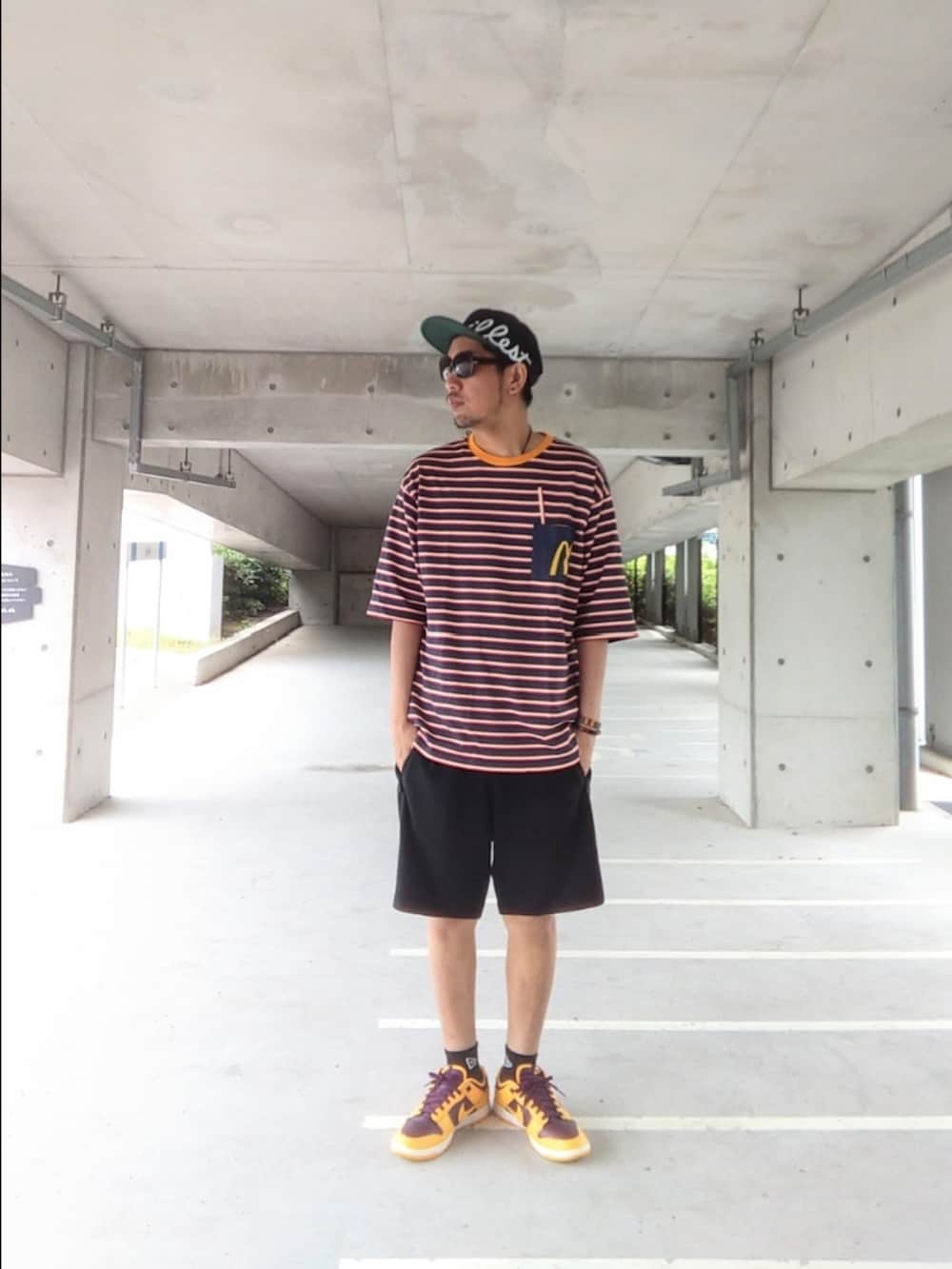 「graniph、マクドナルド、デニムキャップ、ハーフパンツ、NEW ERA、NIKE、スニーカー、ストリート、ボーダー、ラフコーデ」|「illestのアイテム(キャップ、ブルー系)」を使った、hasshi(ハッシー)さん(メンズ・172cm)の夏コーディネートの2枚目の写真