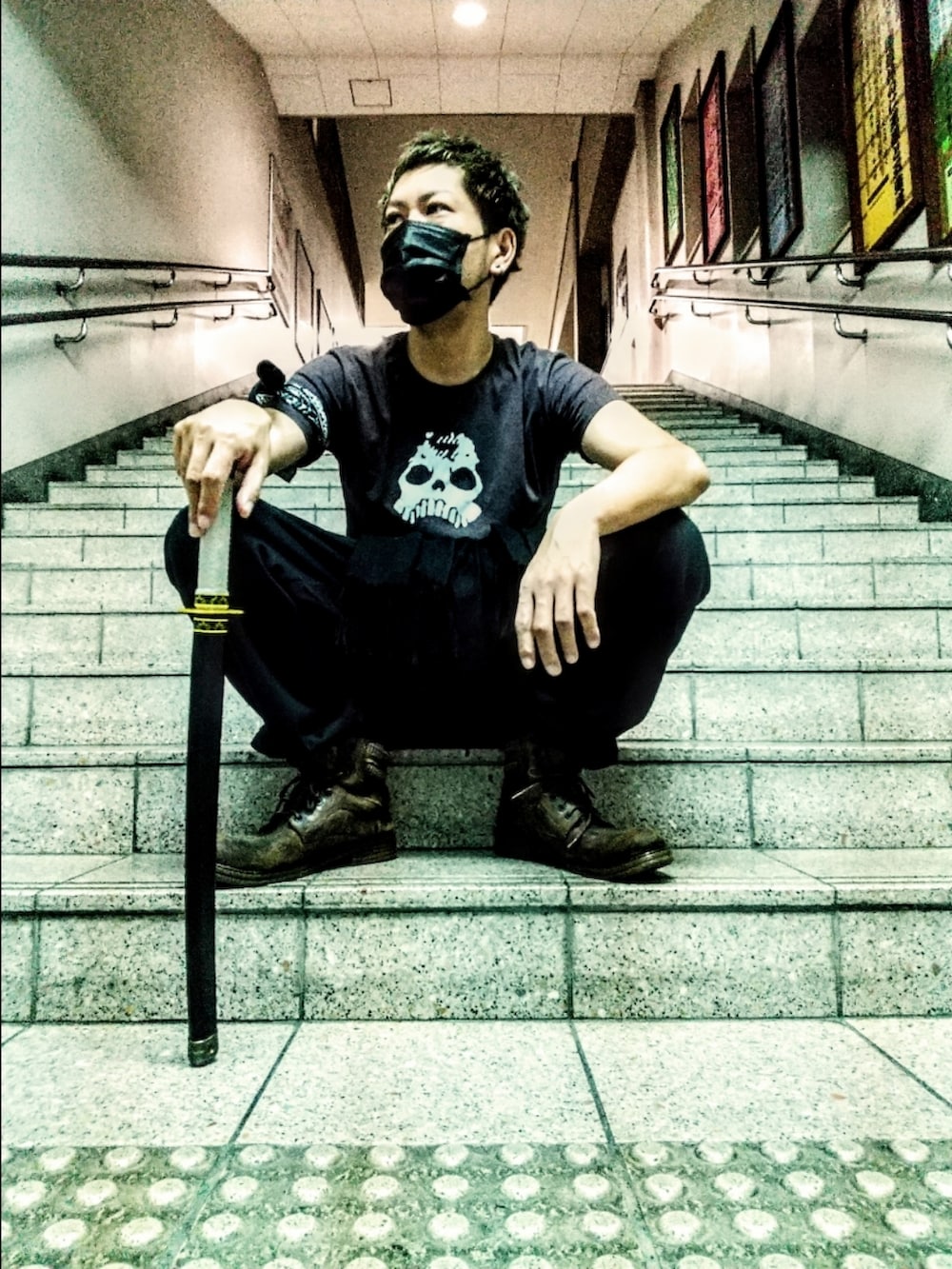 ブラック系のTシャツ/カットソー、ブラック系のスウェットパンツ、ブラウン系のブーツを着用したメンズの秋コーディネートの4枚目の写真