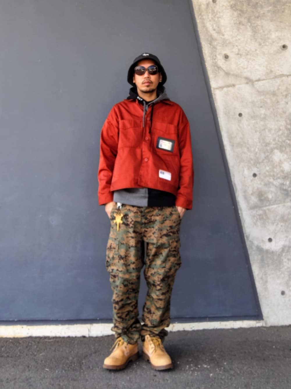 ブラウン系のその他アウター、ブラック系のパーカー、グリーン系のカーゴパンツを着用したメンズの冬コーディネートの2枚目の写真