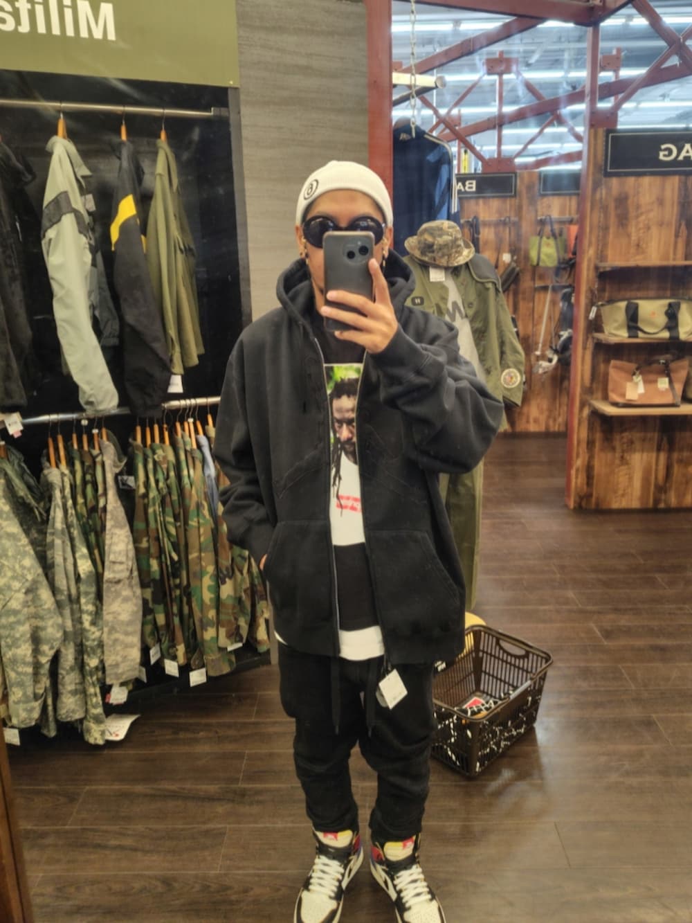 ブラック系のTシャツ/カットソー、ホワイト系のタンクトップ、ブラック系のデニムパンツを着用したメンズの夏コーディネートの3枚目の写真