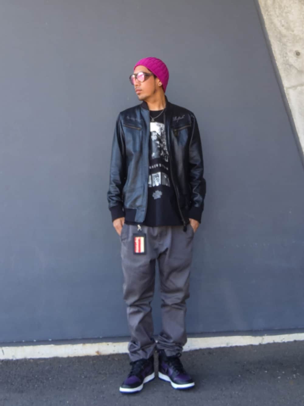 ブラック系のTシャツ/カットソー、ブラック系のジャケット/アウター、グレー系のチノパンツを着用したメンズの冬コーディネートの2枚目の写真