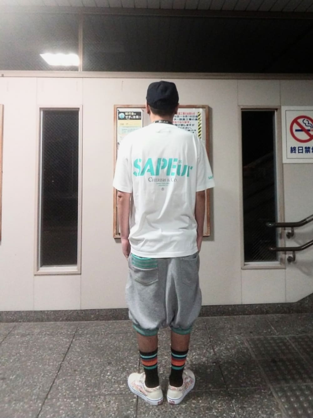 「ストリート、FRAPBOIS、ハーフパンツ、VANS、sapeur、NEW ERA、ファミマ靴下」｜「NEW ERAのアイテム（キャップ、ブルー系）」を使った、hasshi(ハッシー)さん（メンズ・172cm）の秋コーディネートの2枚目の写真