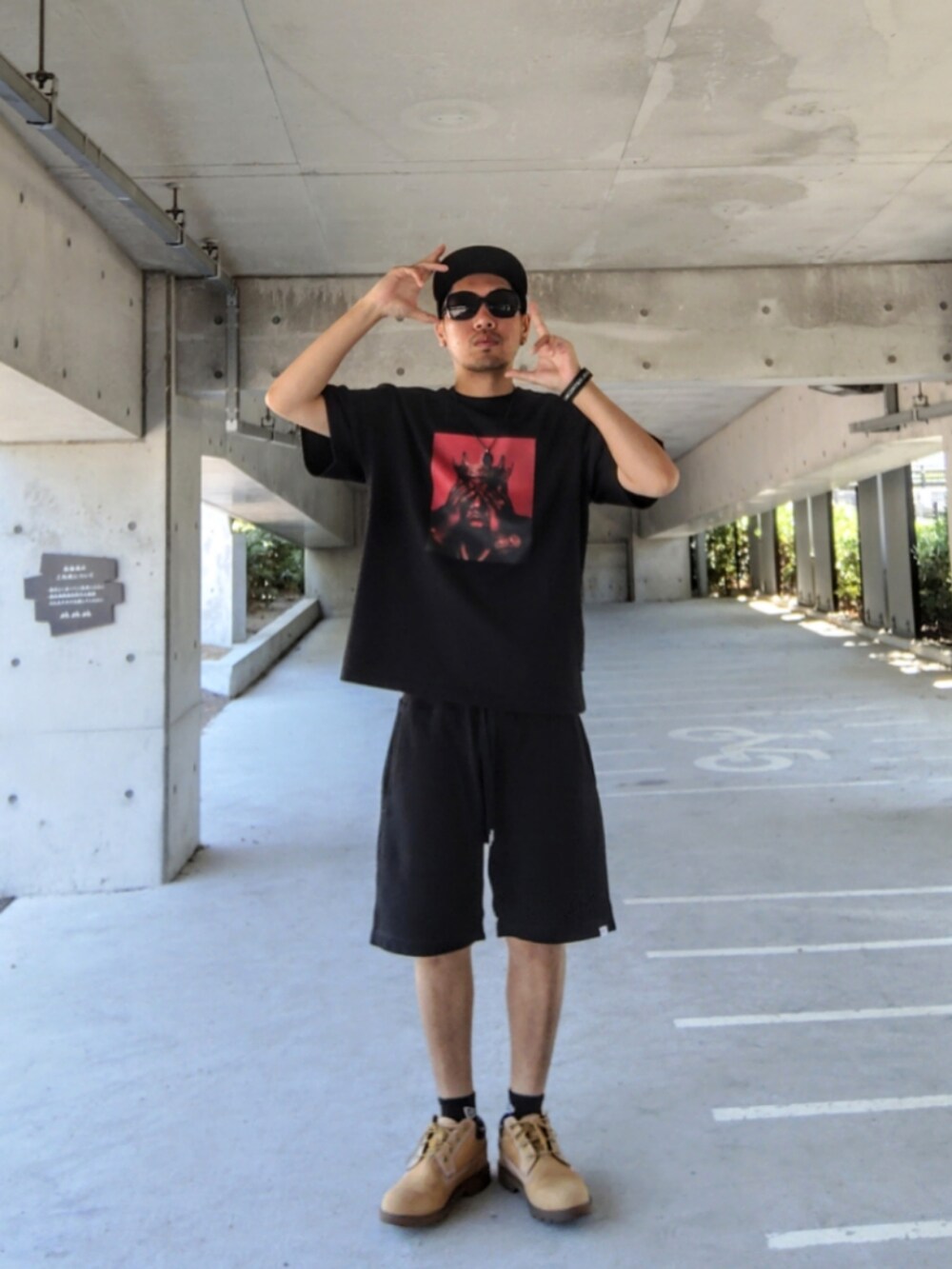 ブラック系のTシャツ/カットソー、ブラック系のデニムパンツ、ブラック系のスニーカーを着用したメンズの夏コーディネートの3枚目の写真
