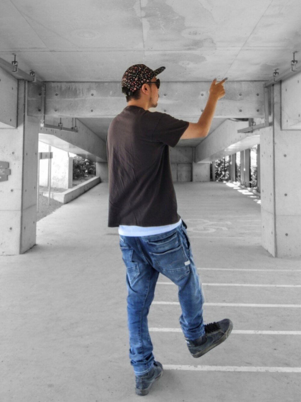 ブラック系のTシャツ/カットソー、ブラック系のスニーカー、ホワイト系のタンクトップを着用したメンズの夏コーディネートの2枚目の写真