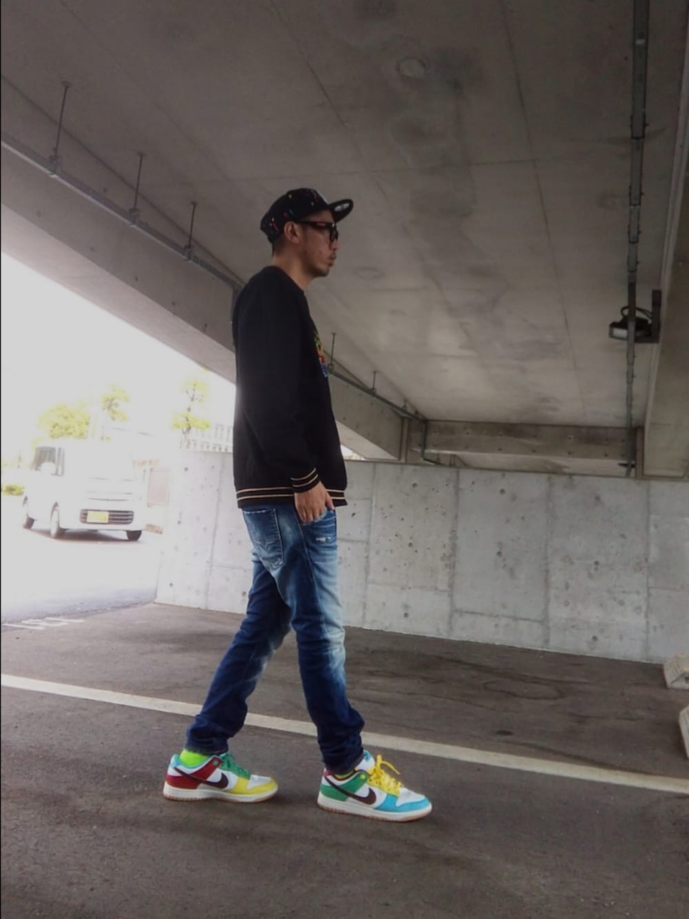 その他のスニーカー、ブルー系のデニムパンツ、ブラック系のスウェットを着用したメンズの春コーディネートの2枚目の写真