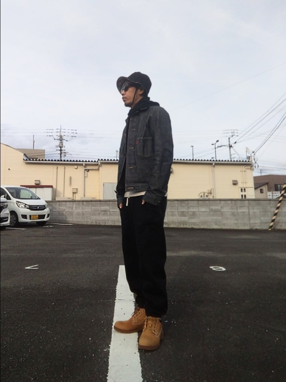 「秋冬コーデ、バケハ、リバーシブル、デニムジャケット、スピンズ、ディッキーズ(Dickies)、スウェットパンツ、ティンバーランド、レイヤード、ブーツ、ストリート、パーカーコーデ、ビューティービースト、K-1、嫁ッシーゲームコーデ」｜「laquestのアイテム（ハット、その他）」を使った、hasshi(ハッシー)さん（メンズ・172cm）の冬コーディネートの3枚目の写真
