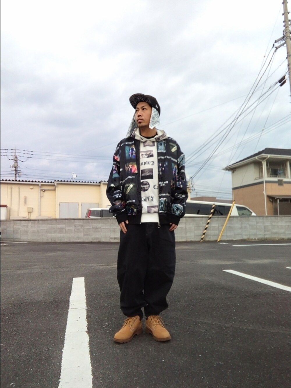 その他のブルゾン、ホワイト系のパーカー、ブラック系のデニムパンツを着用したメンズの冬コーディネートの3枚目の写真