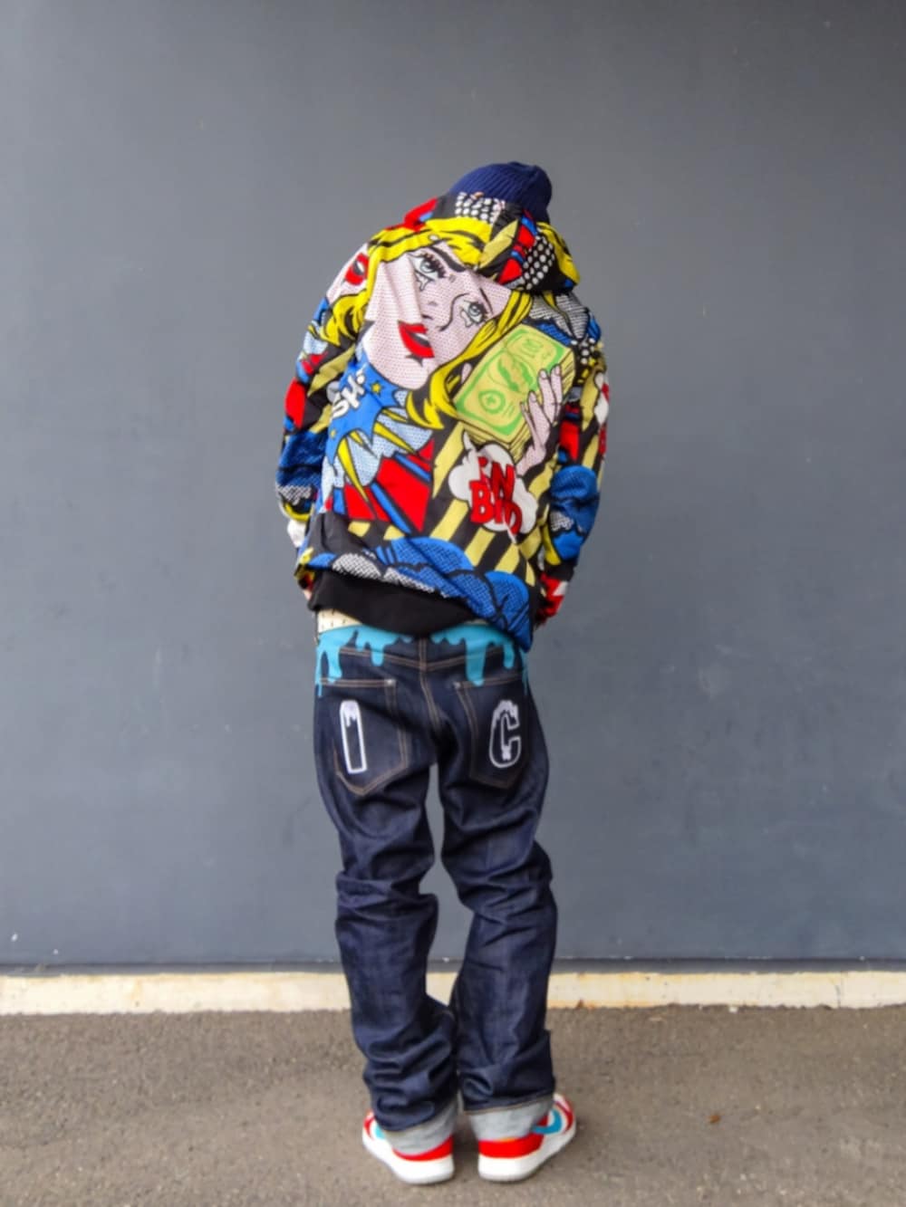 その他のナイロンジャケット、ブラック系のパーカー、ブルー系のデニムパンツを着用したメンズの冬コーディネートの2枚目の写真