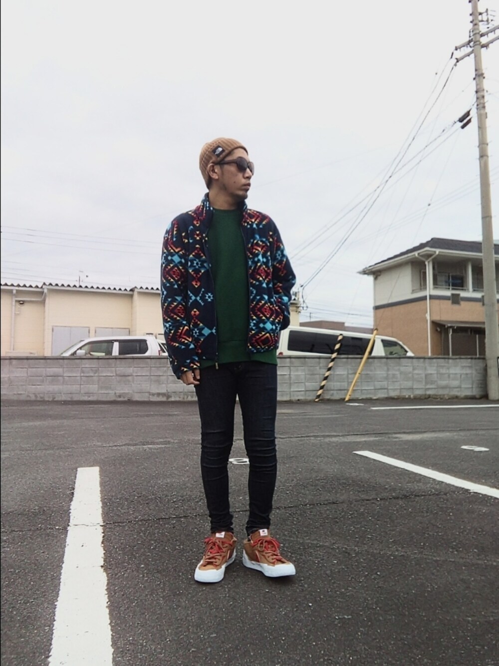 「Columbia、フリースジャケット、ユニクロ、リドム、スキニーデニム、sacai、NIKE、ノースフェイス、ニット帽、ブレーザー、サングラス、アースカラー、ブラウン、アウトドアストリート、アポロブラザーズ&シスターズ2024」｜「NIKE×sacaiのアイテム（スニーカー、ブラウン系）」を使った、hasshi(ハッシー)さん（メンズ・172cm）の冬コーディネートの2枚目の写真