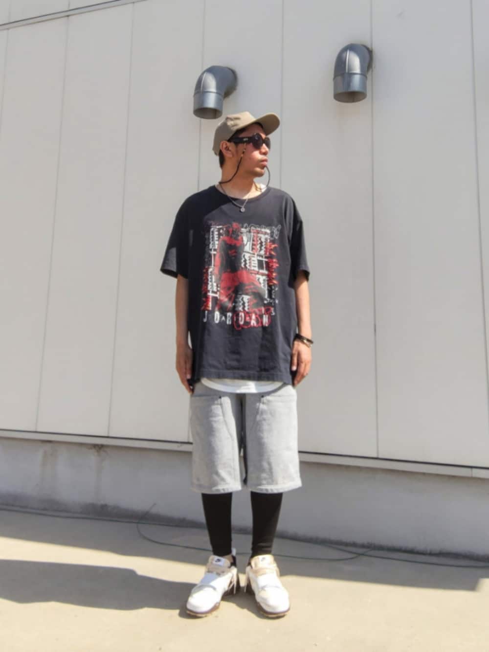 ブラック系のTシャツ/カットソー、ホワイト系のタンクトップ、グレー系のその他パンツを着用したメンズの春コーディネートの2枚目の写真