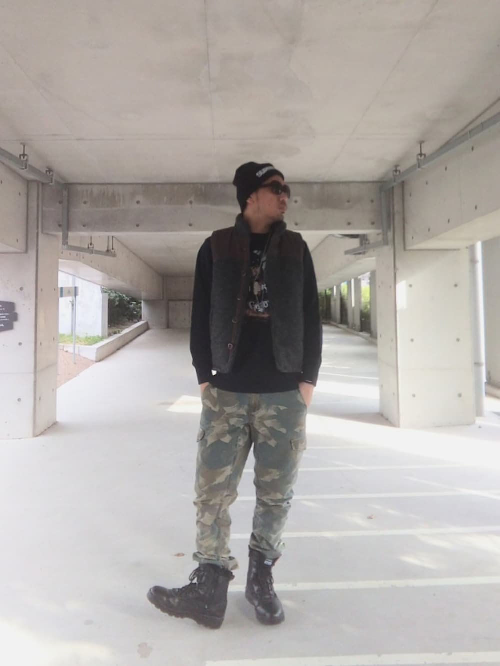 「ストリート、ミリタリー、ベスト、APPLEBUM、supreme、Dime、カーゴパンツ、迷彩、カモフラ、タクティカルブーツ、ニット帽、ドッグタグ、ミリタリーブーツ」｜「Supreme のアイテム（ニットキャップ/ビーニー、ブラック系）」を使った、hasshi(ハッシー)さん（メンズ・172cm）の秋コーディネートの2枚目の写真