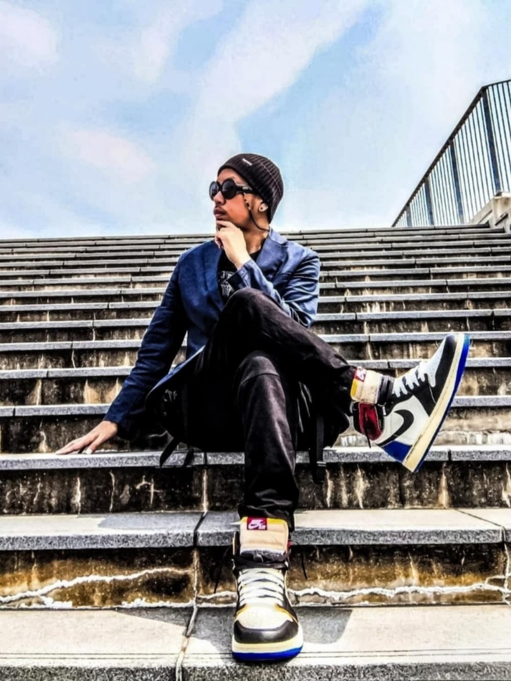 ブルー系のテーラードジャケット、ブラック系のTシャツ/カットソー、ブラック系のその他パンツを着用したメンズの春コーディネートの3枚目の写真