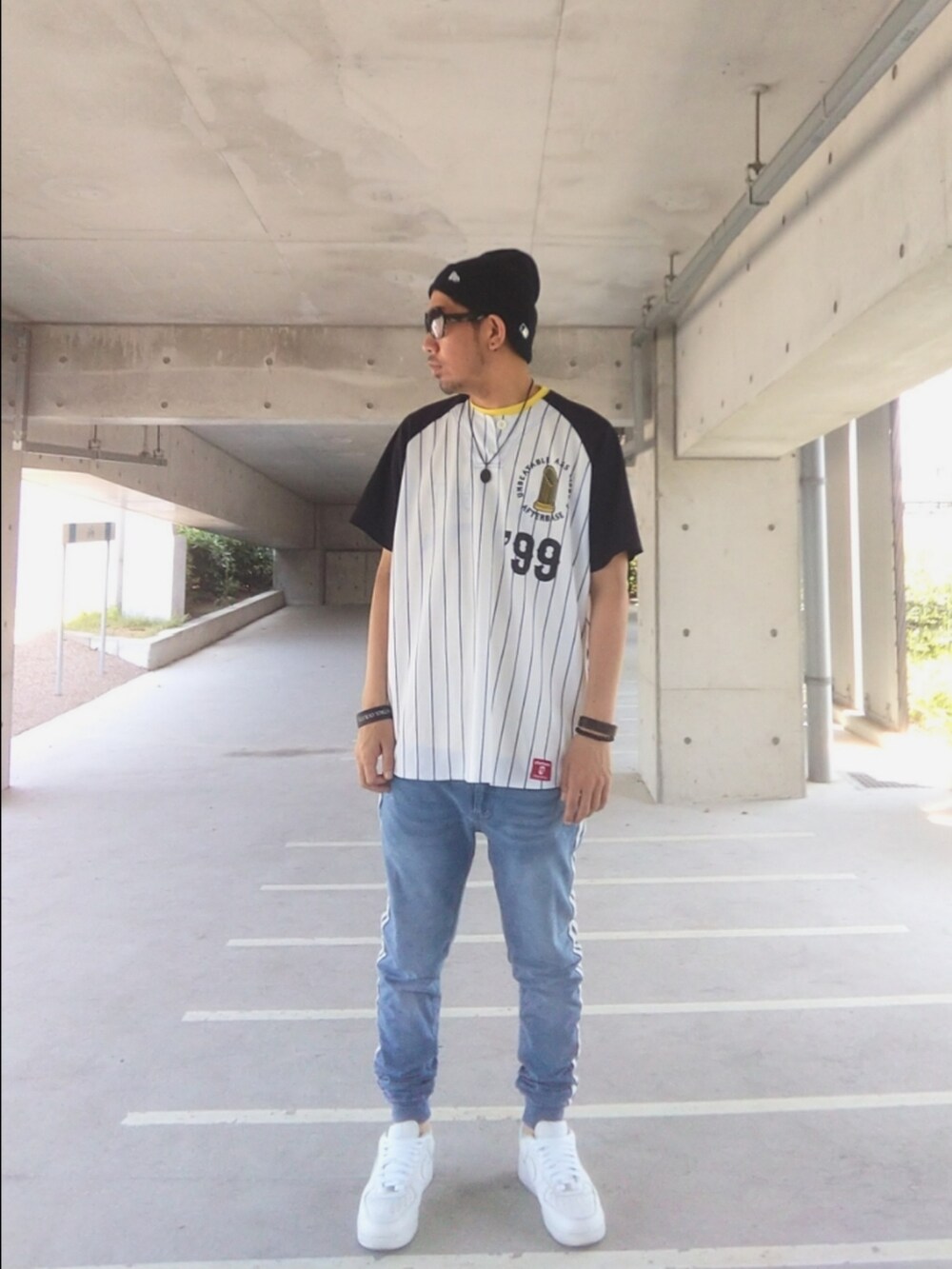 ホワイト系のスニーカー、ホワイト系のシャツ/ブラウス、ブルー系のパンツを着用したメンズの夏コーディネートの2枚目の写真