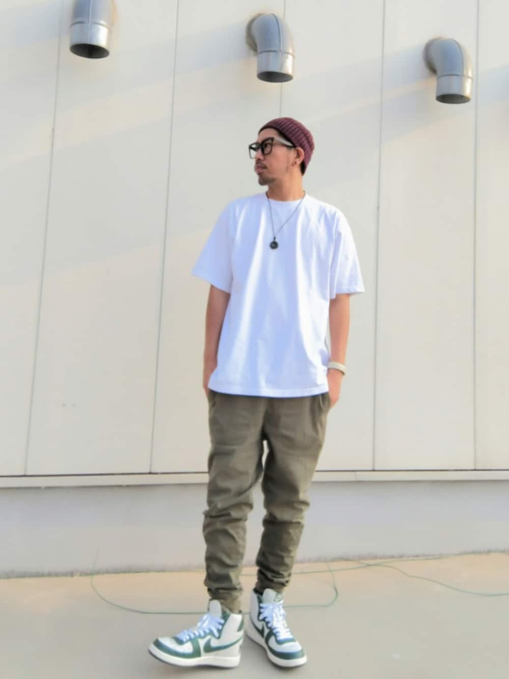 ホワイト系のTシャツ/カットソー、グリーン系のその他パンツ、ホワイト系のスニーカーを着用したメンズの夏コーディネートの2枚目の写真