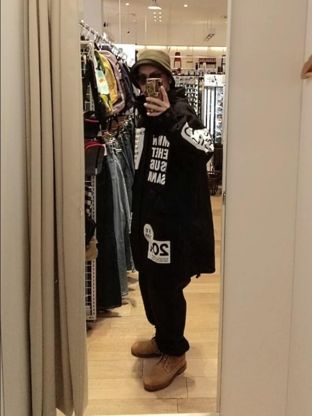 ブラック系のモッズコート、ブラック系のスウェットパンツ、イエロー系のブーツを着用したメンズの冬コーディネートの2枚目の写真