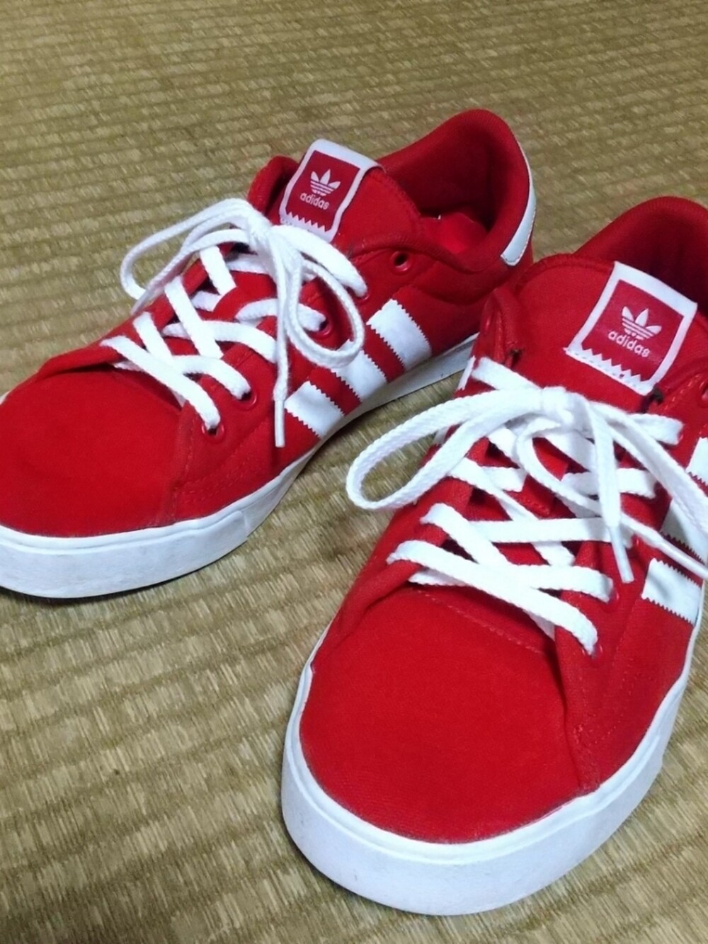 ブラック系のTシャツ/カットソー、ブルー系のデニムパンツ、レッド系のスニーカーを着用したメンズの夏コーディネートの4枚目の写真