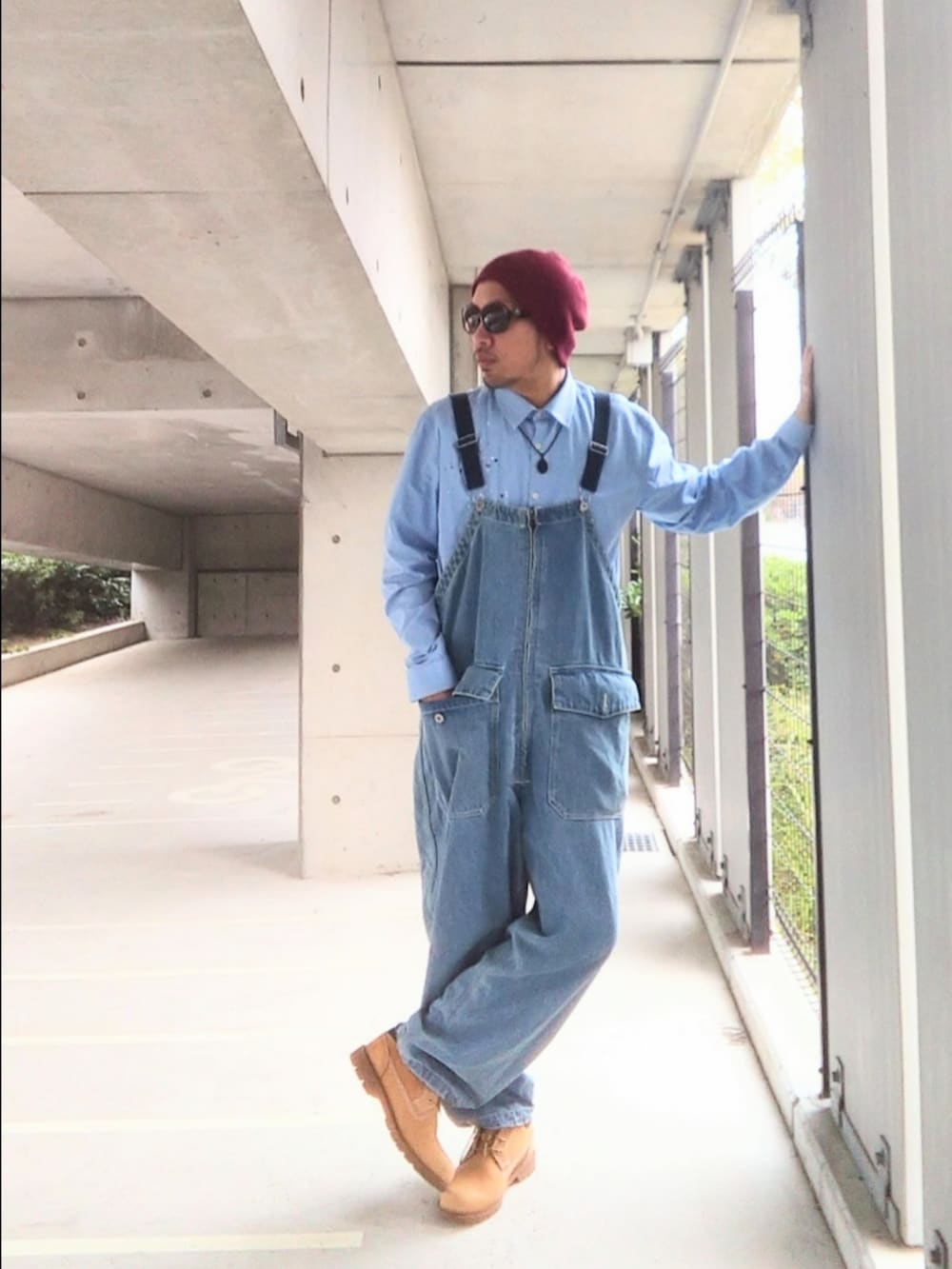 ブルー系のシャツ/ブラウス、ブルー系のサロペット/オーバーオール、イエロー系のブーツを着用したメンズの秋コーディネートの2枚目の写真