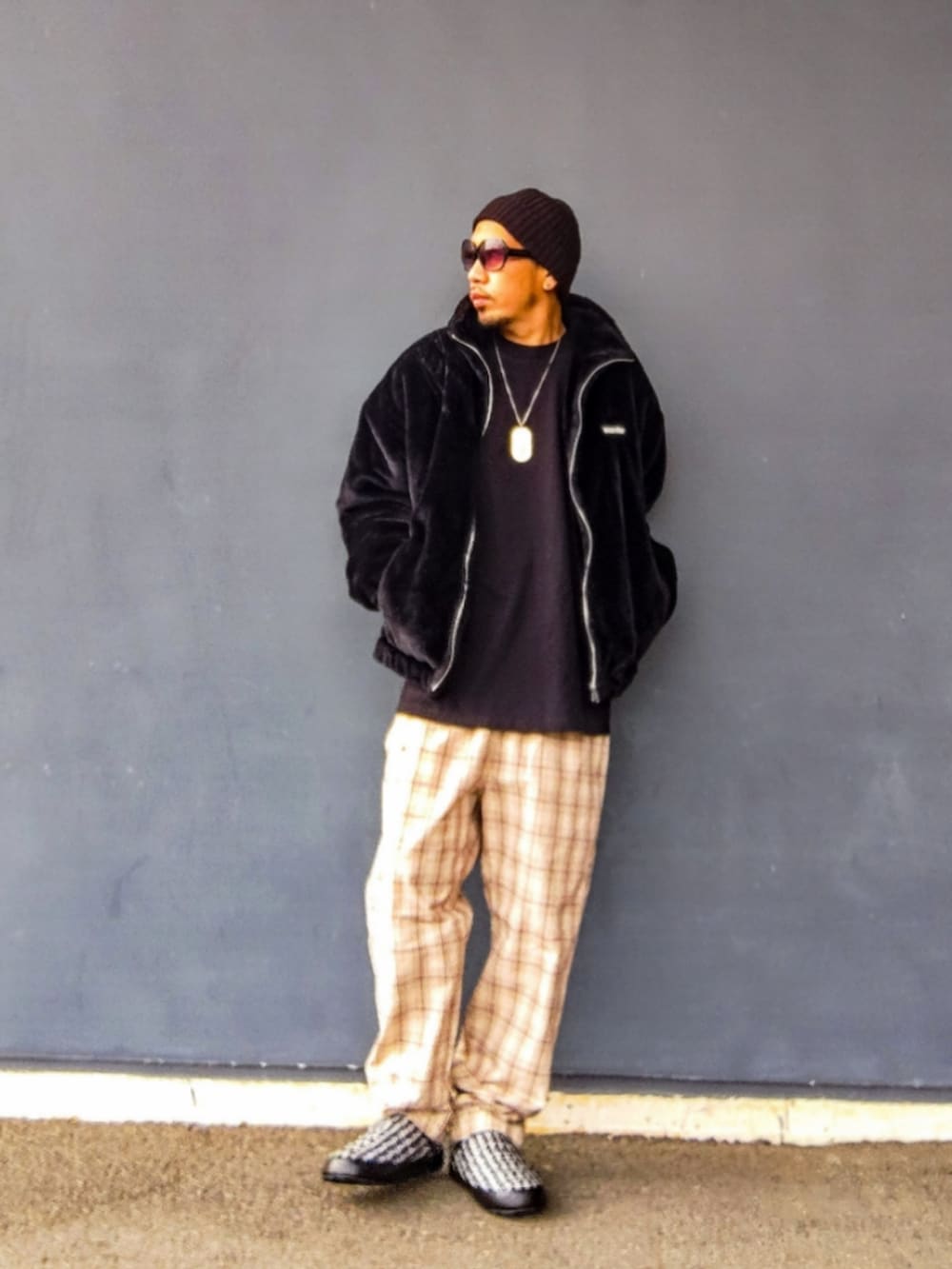 ブラック系のブルゾン、ブラック系のTシャツ/カットソー、ベージュ系のその他パンツを着用したメンズの冬コーディネートの3枚目の写真