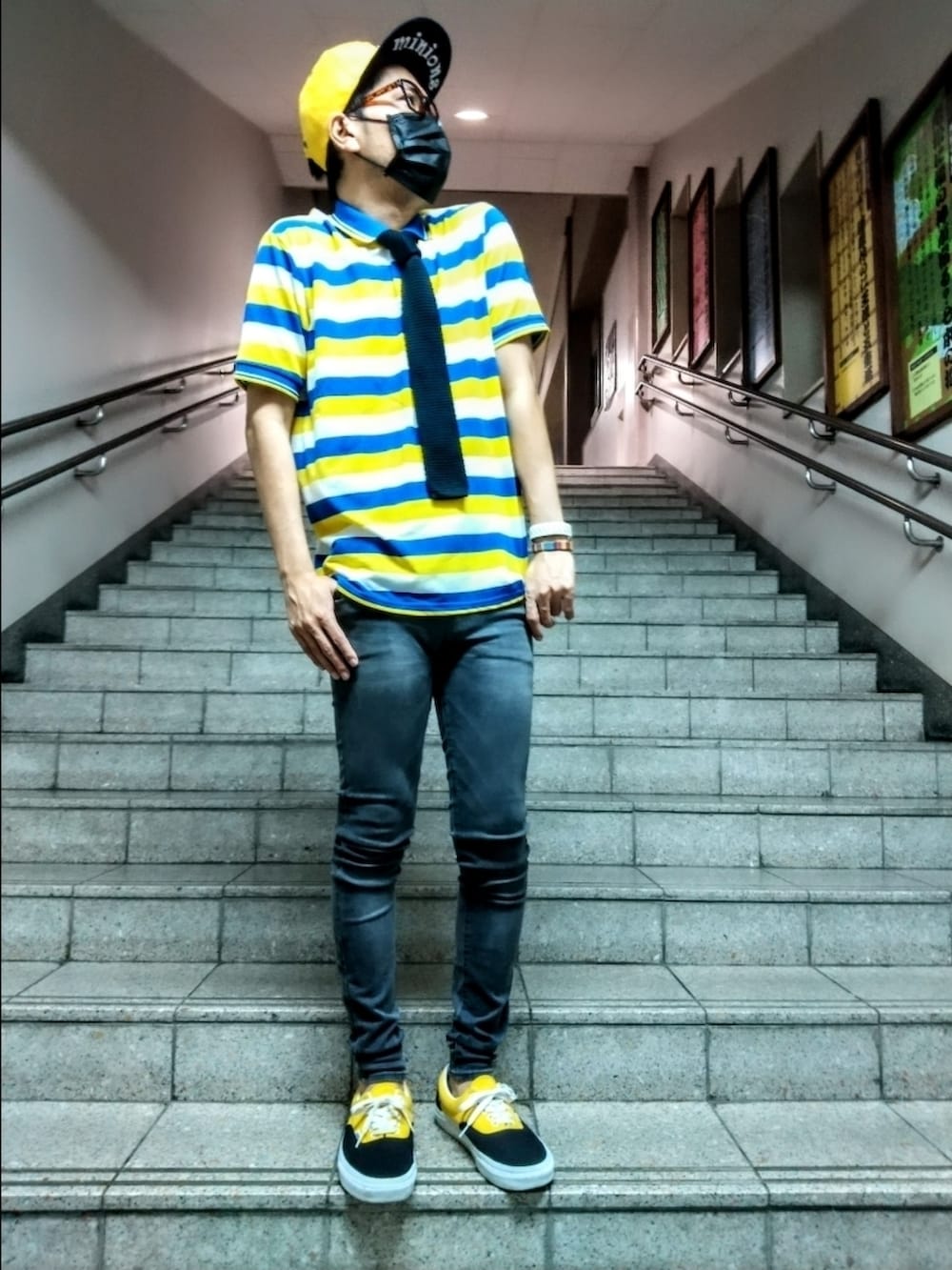 ブラック系のネクタイ、その他のポロシャツ、ブラック系のスニーカーを着用したメンズの夏コーディネートの3枚目の写真