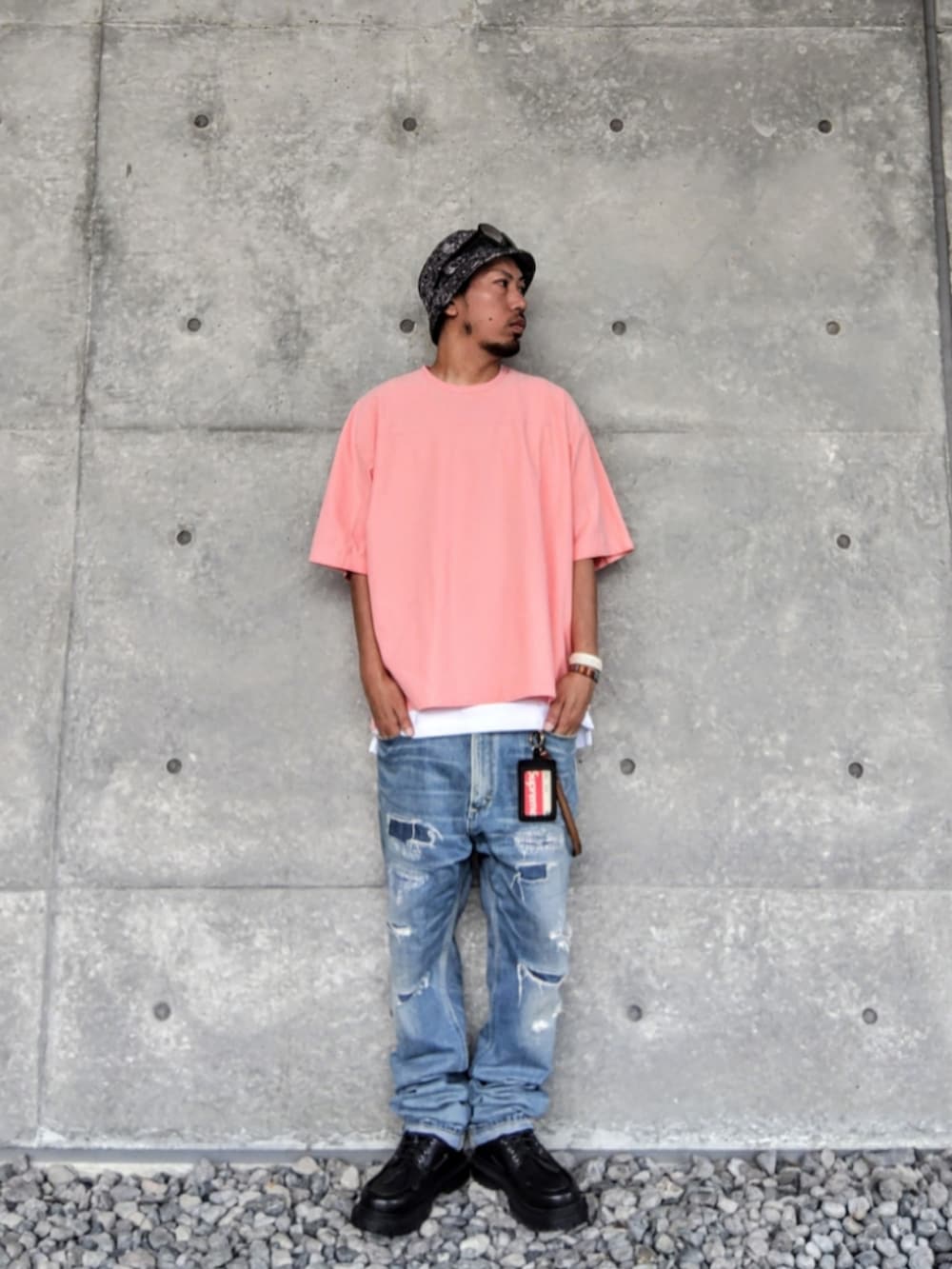 ピンク系のTシャツ/カットソー、ホワイト系のタンクトップ、ブルー系のデニムパンツを着用したメンズの夏コーディネートの2枚目の写真