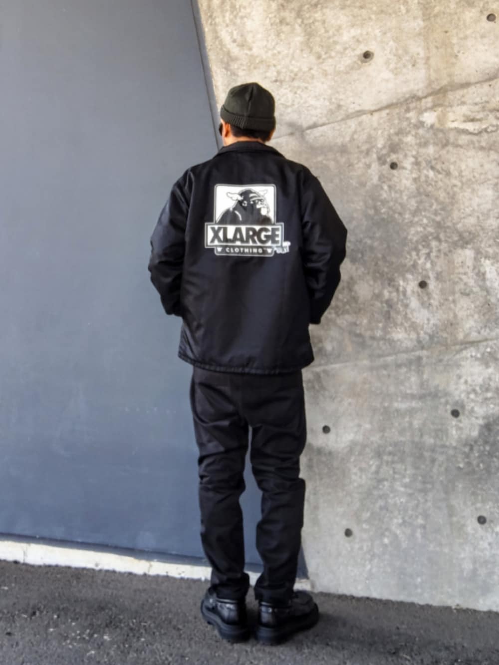 ブラック系のナイロンジャケット、ブラック系のスウェット、ブラック系のモカシン/デッキシューズを着用したメンズの冬コーディネートの3枚目の写真