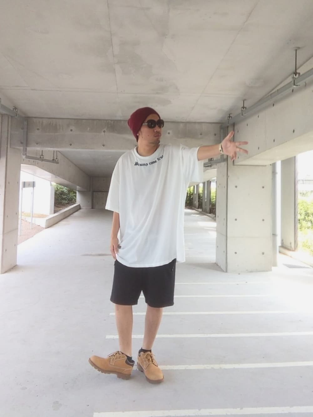 ホワイト系のTシャツ/カットソー、ブラック系のその他パンツ、イエロー系のブーツを着用したメンズの秋コーディネートの3枚目の写真