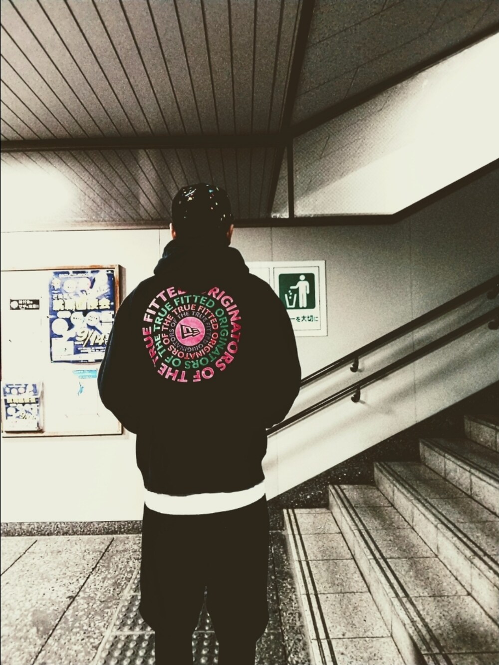 ブラック系のパーカー、ブラック系のその他パンツ、ホワイト系のスニーカーを着用したメンズの秋コーディネートの3枚目の写真