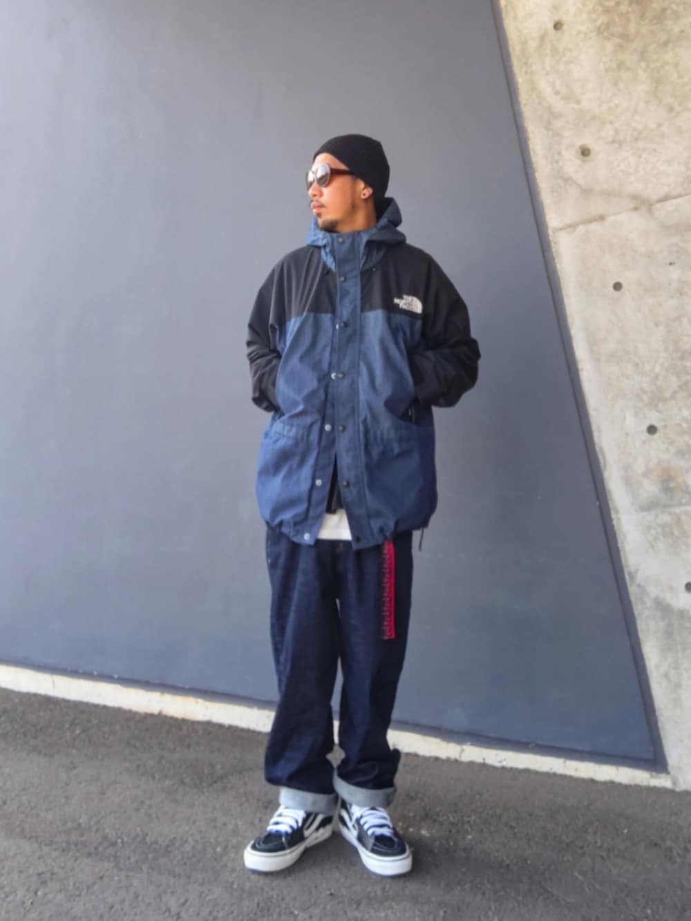 ブルー系のナイロンジャケット、ブラック系のスウェット、ホワイト系のタンクトップを着用したメンズの冬コーディネートの2枚目の写真