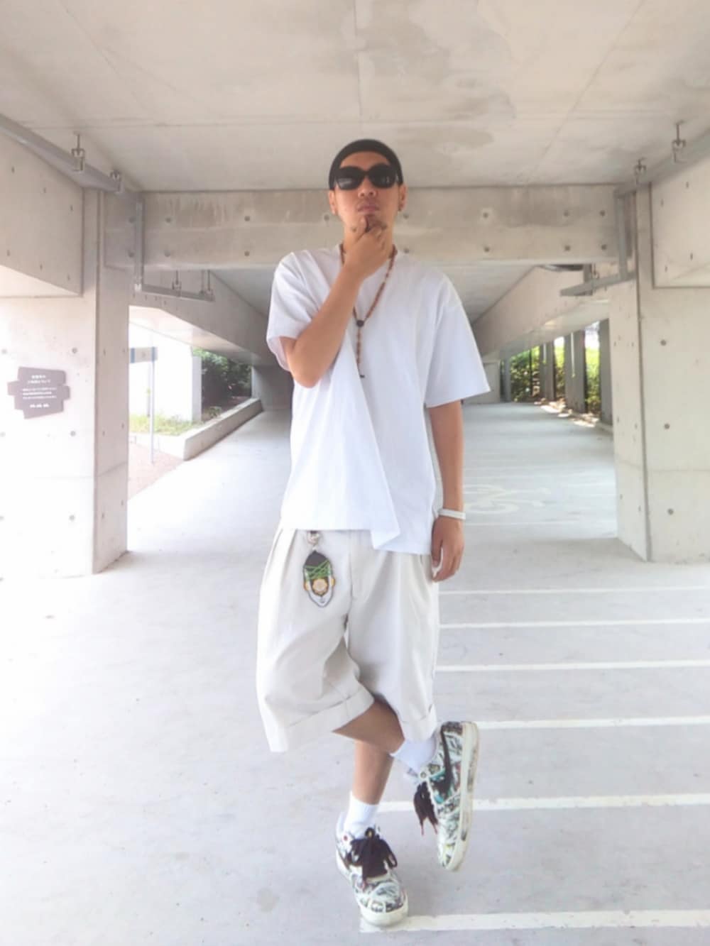 ホワイト系のTシャツ/カットソー、ホワイト系のその他パンツ、ホワイト系のスニーカーを着用したメンズの夏コーディネートの2枚目の写真